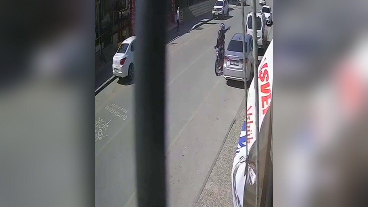 Motosikletli Saldırganların İş Yerine Kurşun Yağdırdığı Anlar Kamerada