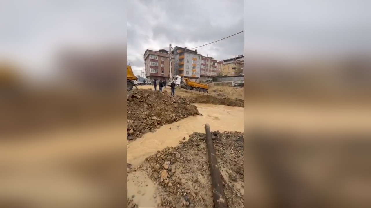 Sultangazi'de İnşaatta Patlayan Boru Cadde ve Sokakları Suya Boğdu