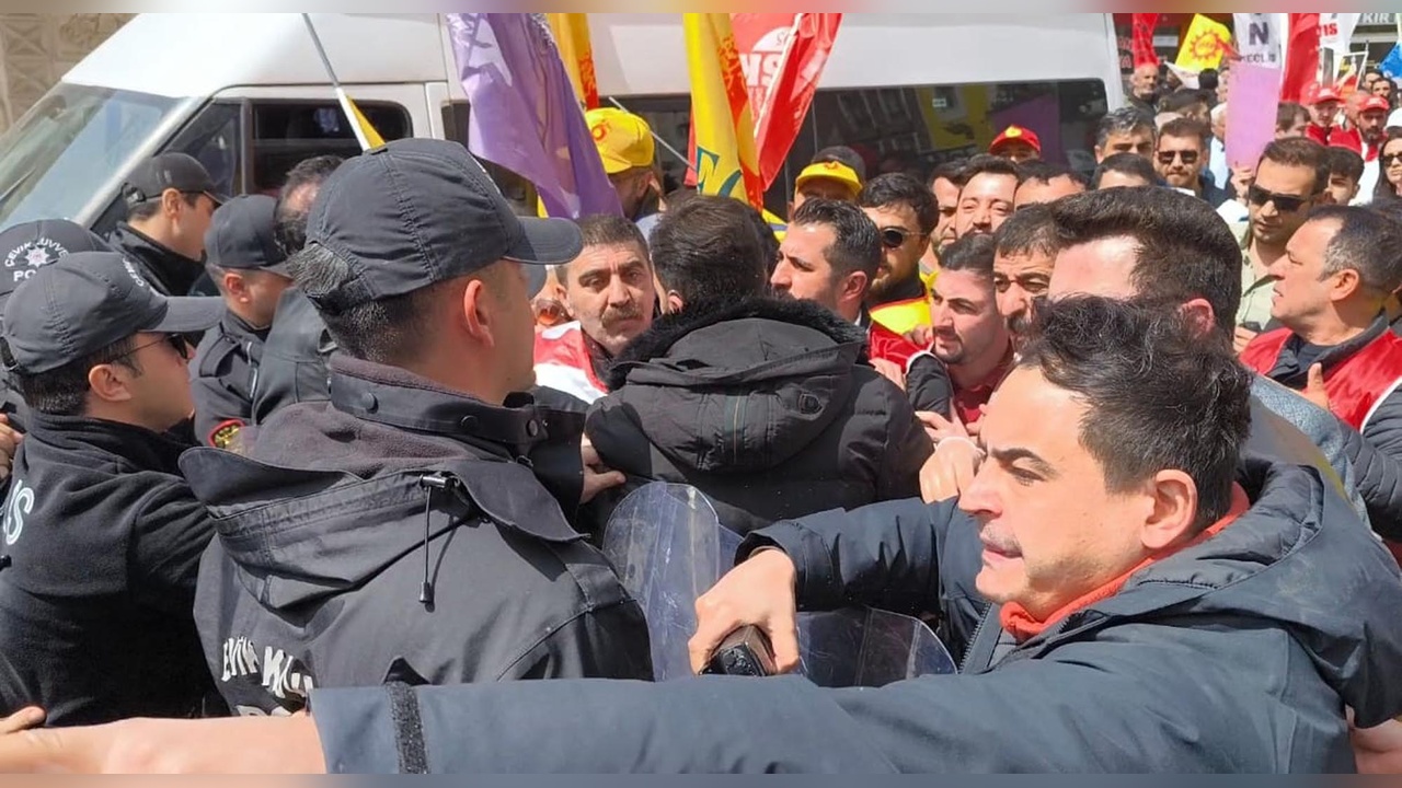 Kars'ta 1 Mayıs Yürüyüşünde Anlık Gerginlik Yaşandı