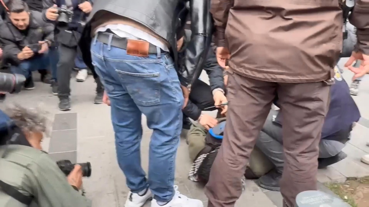 Mecidiyeköy'de Üzerinden Makas Çıkan Kişi, Burun Kıllarını Aldığını İddia Etti