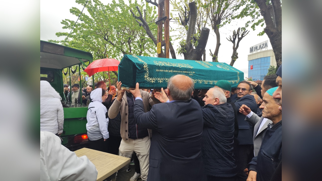 Küçükçekmece'de Metruk Binada Ölü Bulunan Fatih Aydın Toprağa Verildi