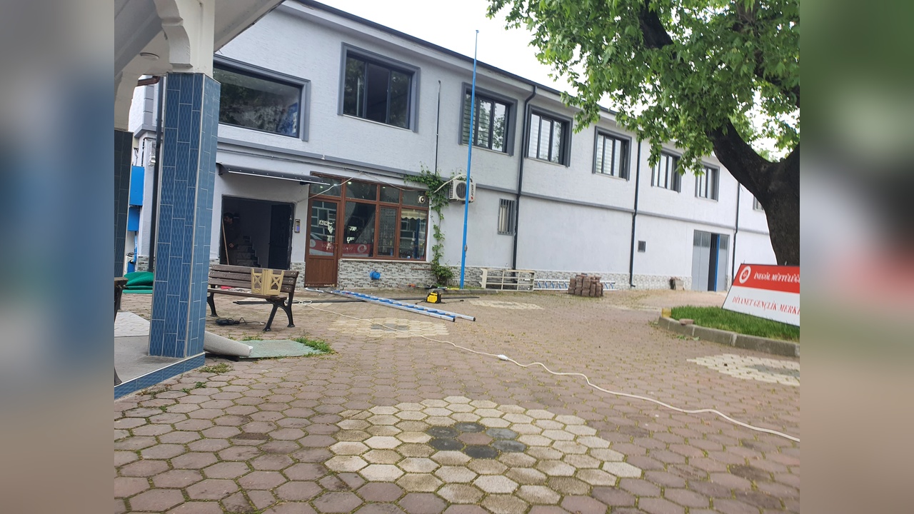 Merdivenden Düşen Adam Yaralandı