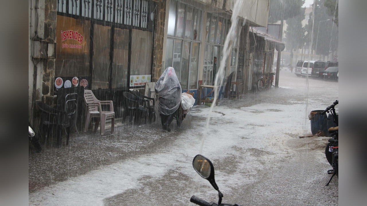 Manisa'yı Sağanak ve Dolu Vurdu: Etkili Yağışlar Hayatı Olumsuz Etkiledi