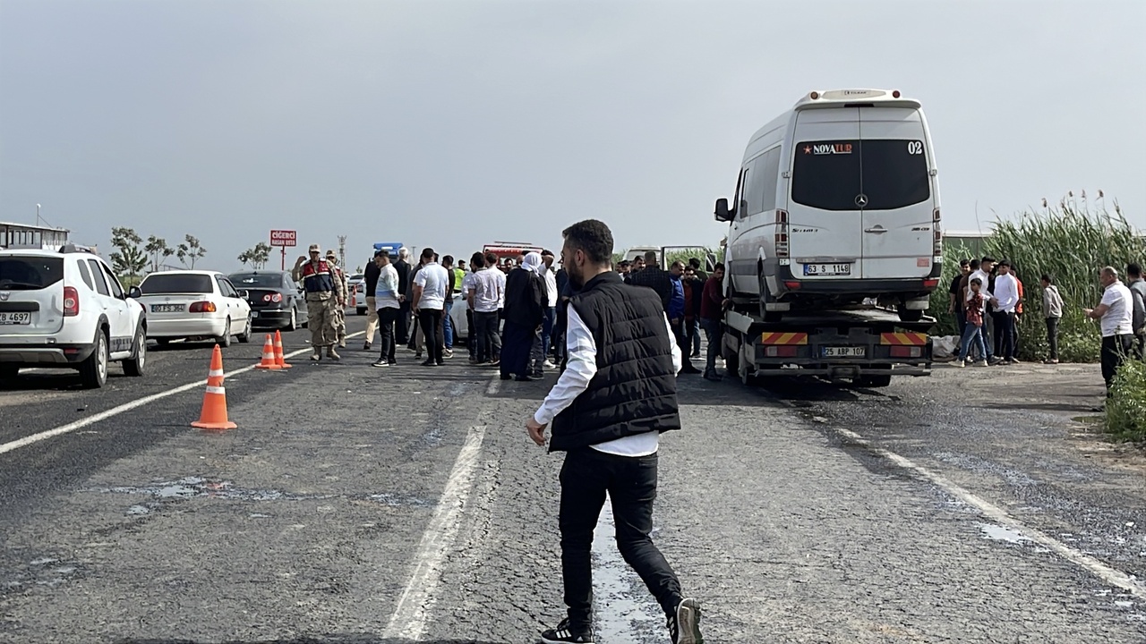 Şanlıurfa'da Minibüs ve Otomobil Çarpıştı: 5 Kişi Yaralandı