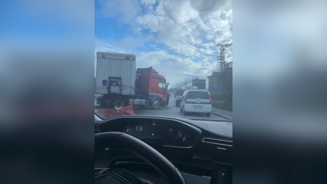Esenyurt'ta Kontrolünü Kaybeden TIR, Refüjdeki PTS Direğini Devrildi