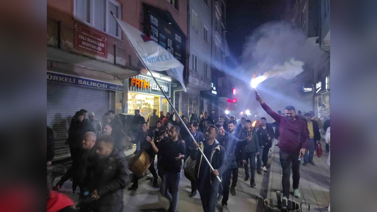 Türkelispor Şampiyonluk Sevincini Taraftarlarıyla Paylaştı