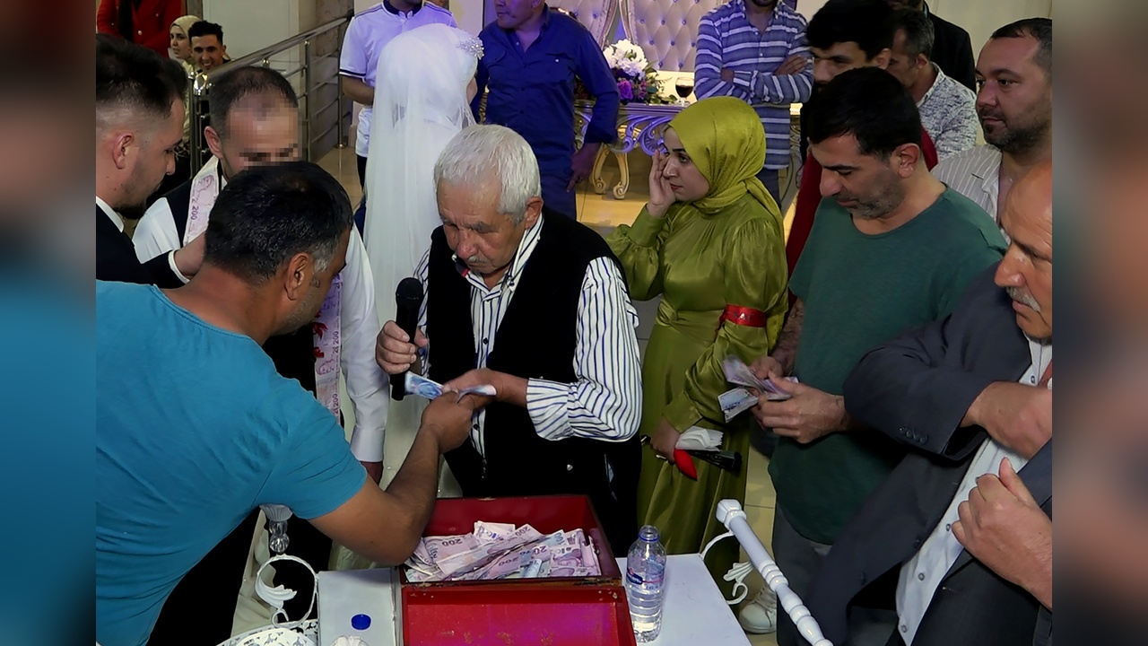 İki Düğünde Su İkramı Yaptı, Takı Töreninde Paraları Çaldı