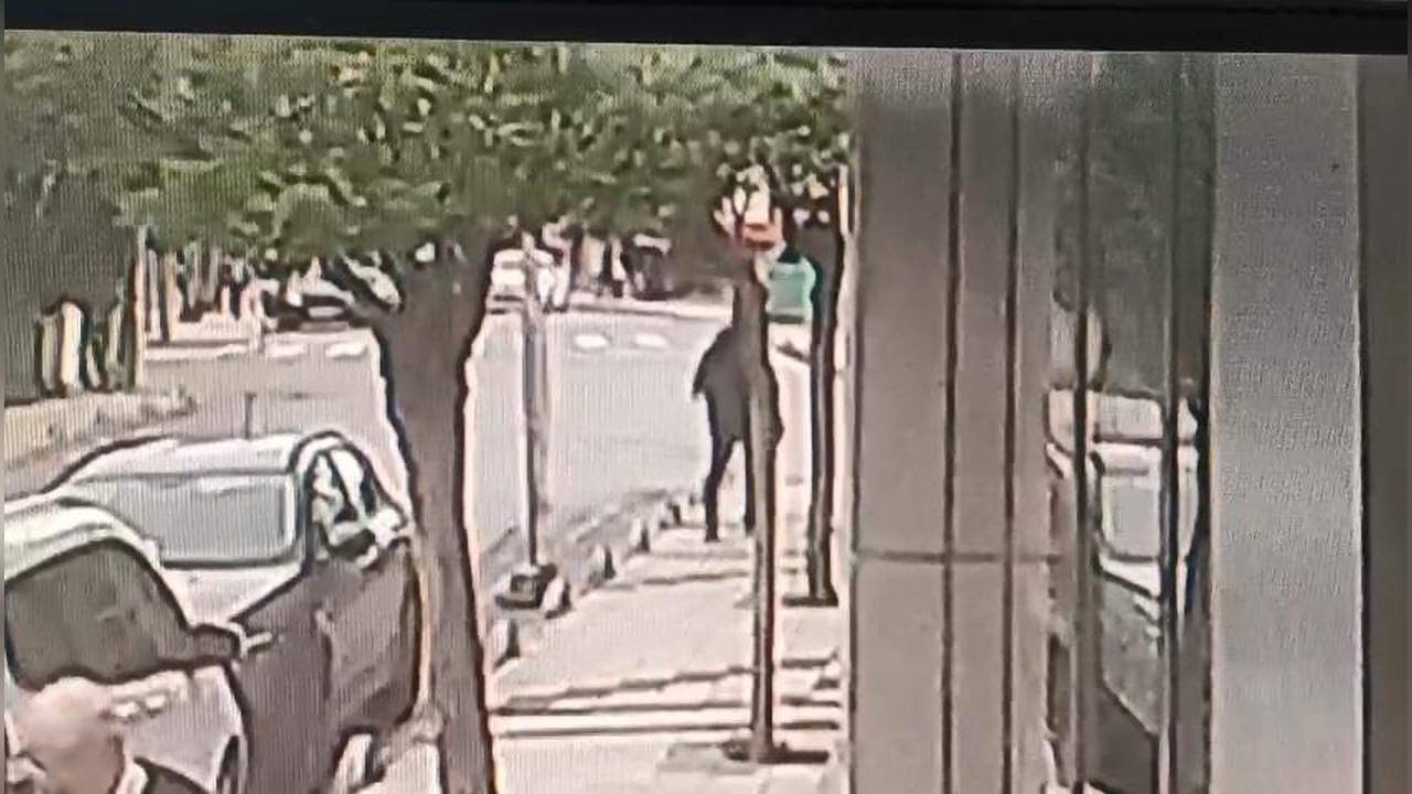 Sancaktepe'de Otomobil İş Yerine Girdi: Anlar Kamerada