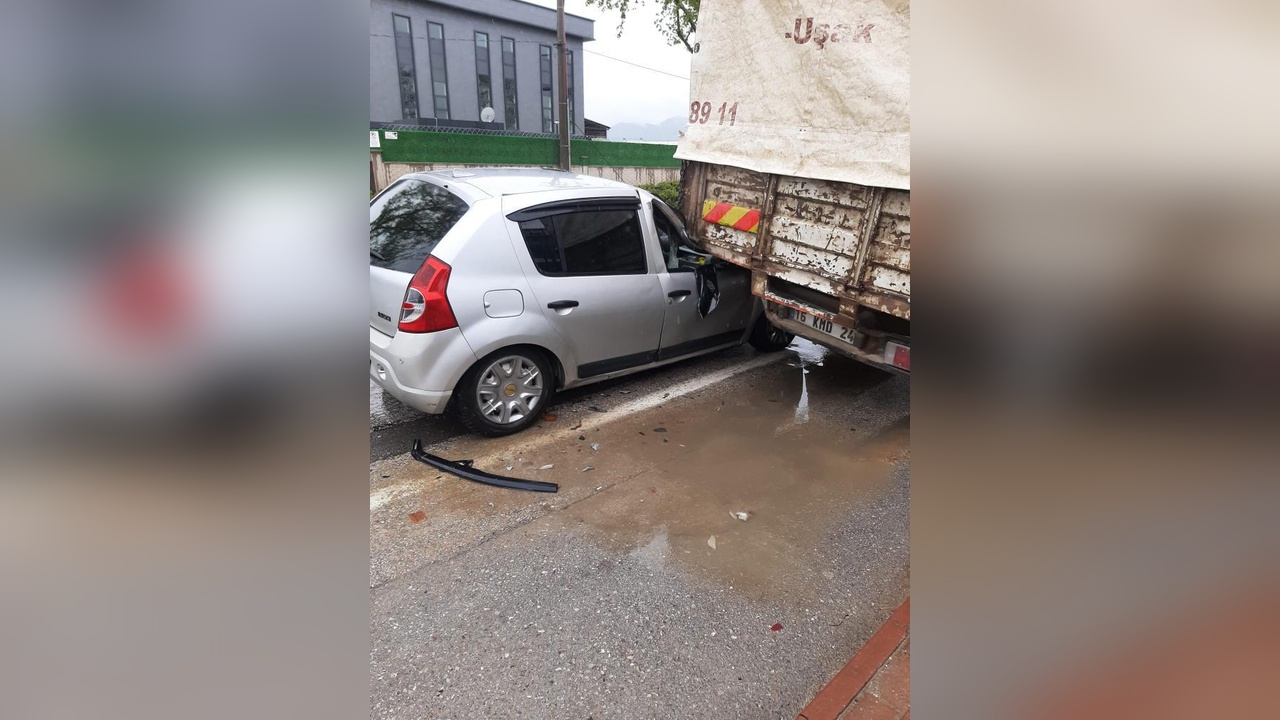 Park Halindeki Kamyona Çarpan Otomobilin Sürücüsü Yaralandı