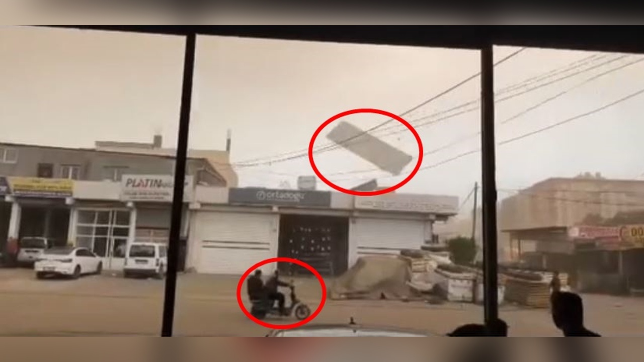 Fırtınada Uçan Levha Elektrik Tellerine Çarparak Yön Değiştirdi, Motosikletliler Kaza Atlattı