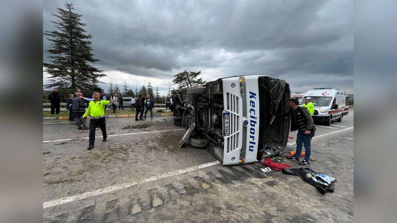 Isparta'da Midibüs Devrildi: 16 Kişi Yaralandı