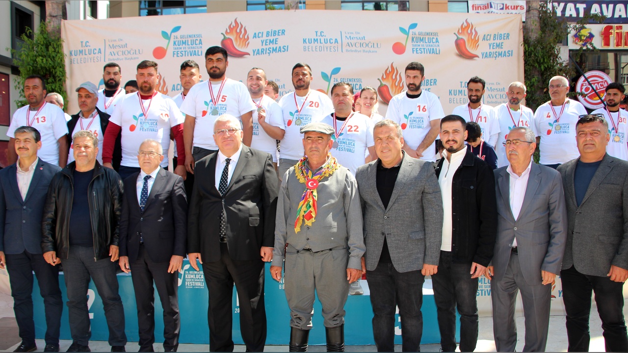 3 Dakikada 398 Gram Acı Biber Yiyen Yarışmacı Yarım Altının Sahibi Oldu