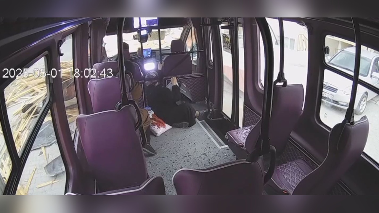 Şiddetli Fırtına Çatıyı Uçurdu, Minibüse Düşen Parçalar Korkuttu