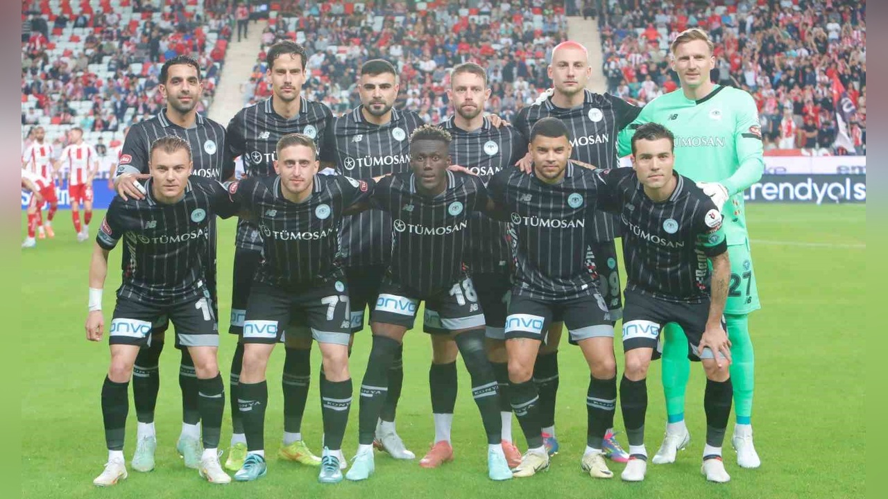 Trendyol Süper Lig'de Antalyaspor ile Konyaspor İlk Yarıda Gol Bulamadı