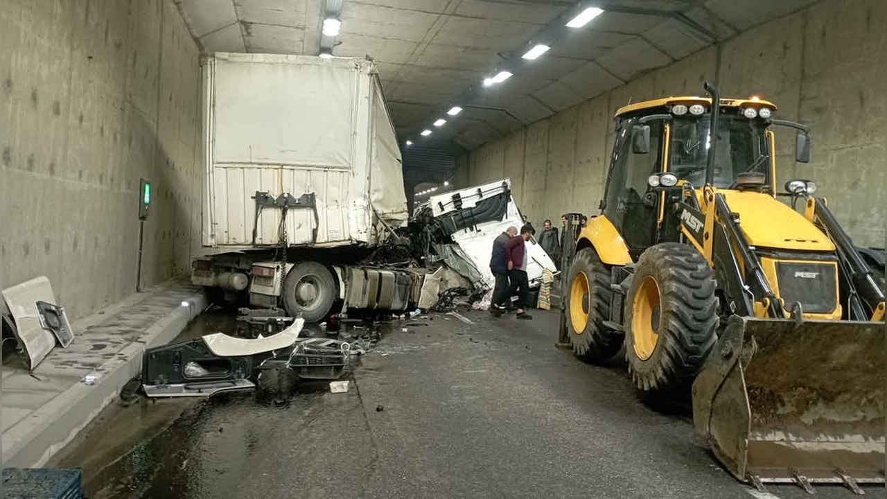 Malatya’da TIR Duvara Çarptı: Sürücü Yaralandı