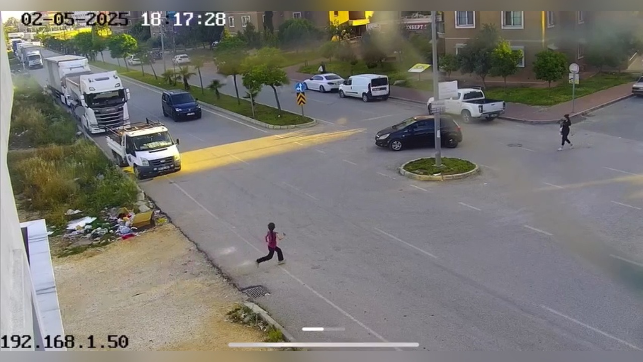 Hafif Ticari Araç Çarpması Sonrası Ağır Yaralanan Çocuk Kaza Anı Kamerada