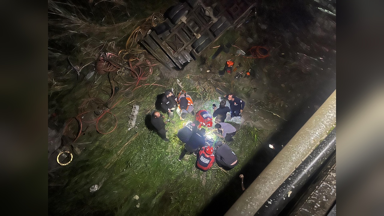 Freni Boşalan Kamyonet Zincirleme Kazaya Neden Oldu: 2 Kişi Yaralandı