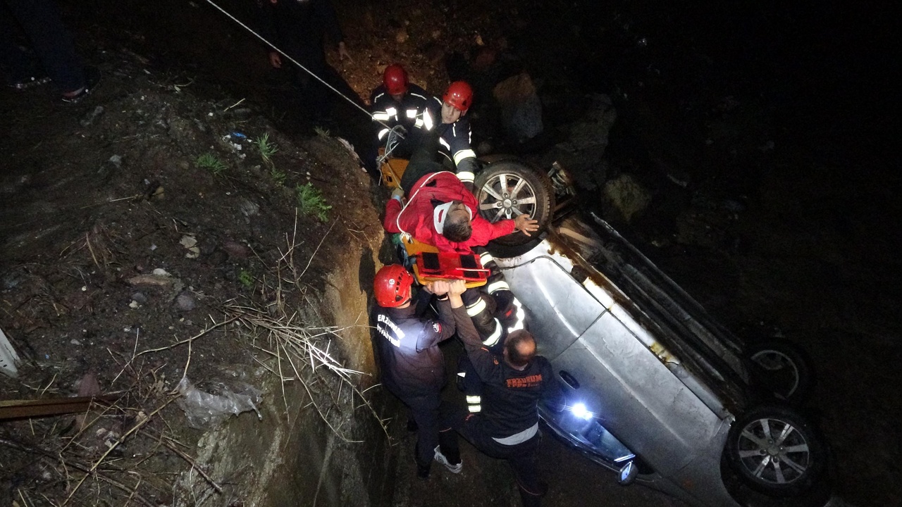 Erzurum’da Otomobil Dereye Uçtu: 3 Kişi Yaralandı