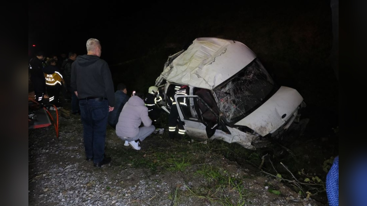 Samsun'da Minibüs Şarampole Devrildi: 1 Kişi Hayatını Kaybetti, 4 Yaralı Var