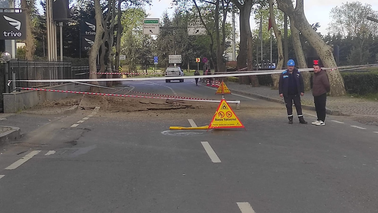 Sarıyer Eski Büyükdere Caddesi'nde Yolda Çökme Meydana Geldi, Trafik Kapandı