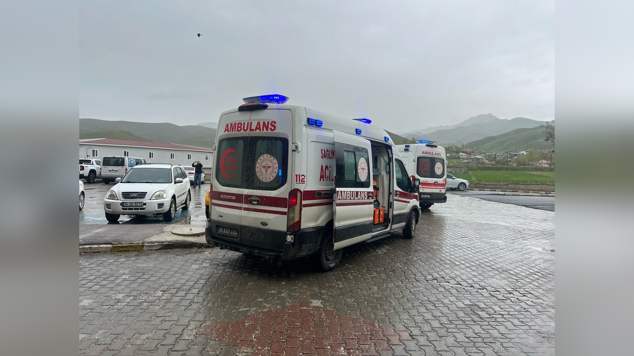 Hakkari'de Minibüs Dereye Devrildi: 2 Kişi Hayatını Kaybetti, 3 Yaralı Var