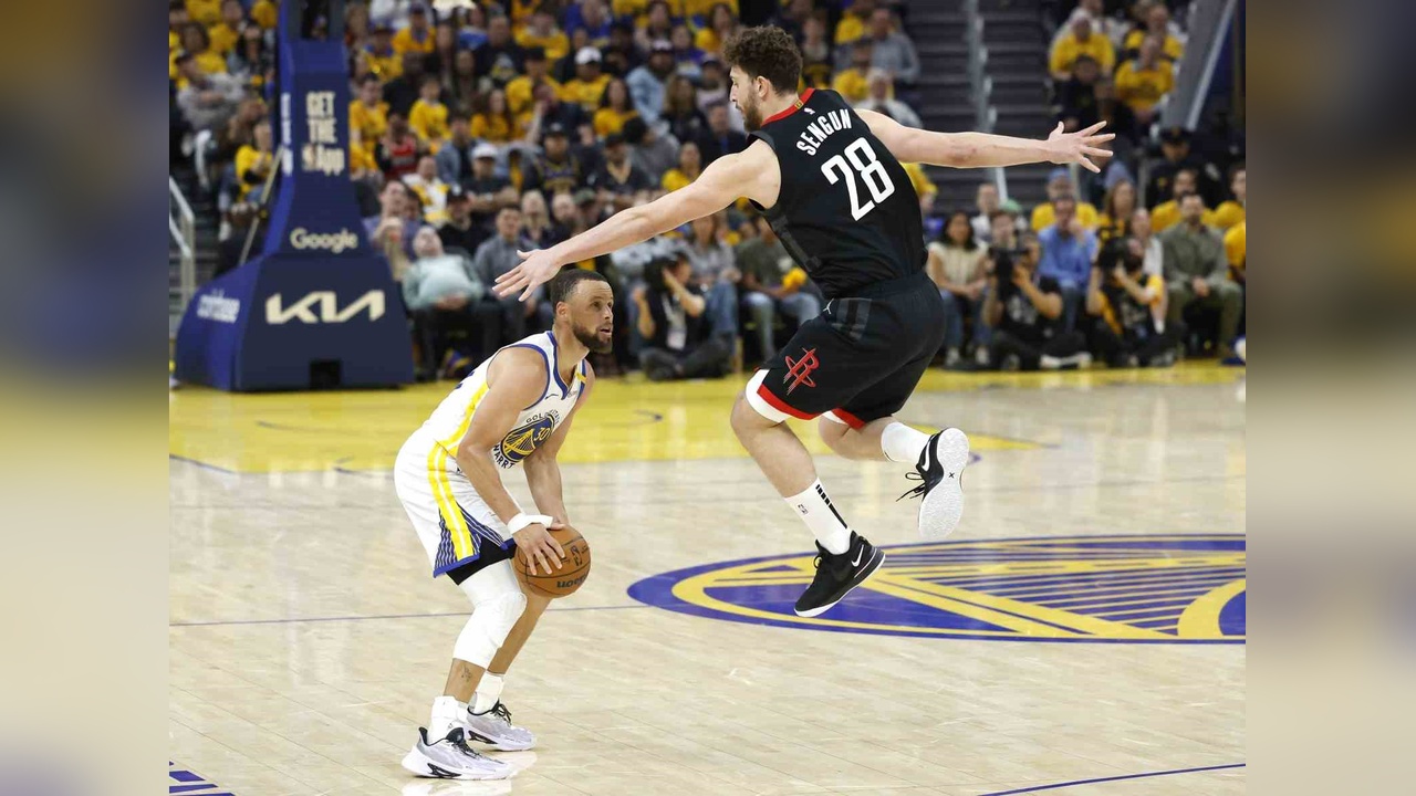 Alperen Şengün, Golden State Warriors'a Karşı Double-Double Performansıyla Dikkat Çekti