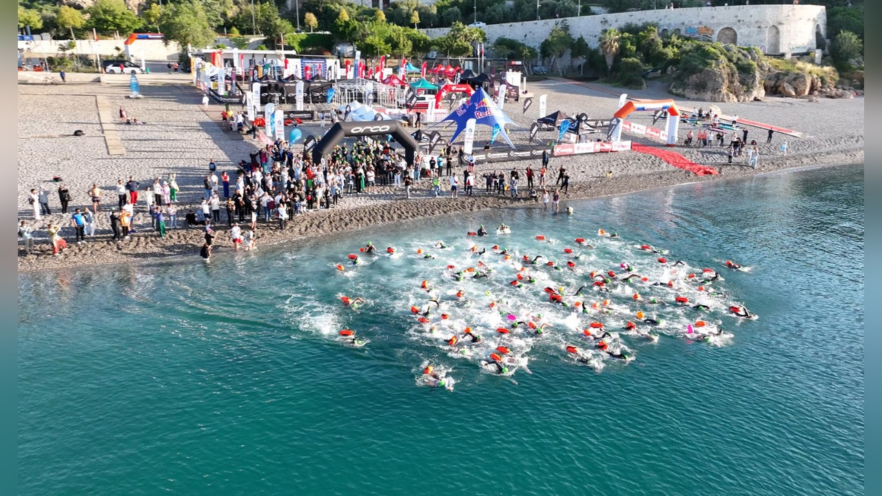 Akdeniz’de 30 Ülkeden Sporcuların Mücadele Dolu Yüzme Yarışları