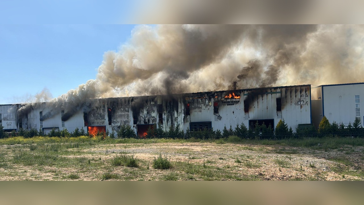 Tekirdağ'da Fabrika Yangını Parfüm Tesisine Sıçradı