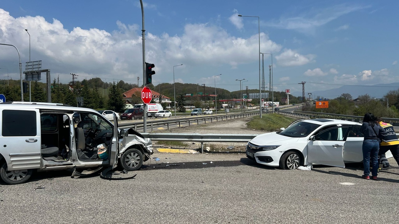 Kavşakta Meydana Gelen Çarpışmada 10 Kişi Yaralandı