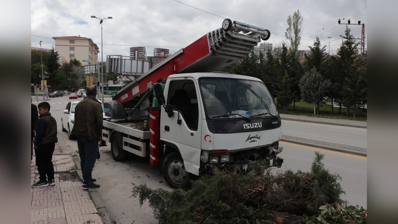 Yük Asansörlü Kamyonet Park Alanında Ağaçlara Çarparak Durdu