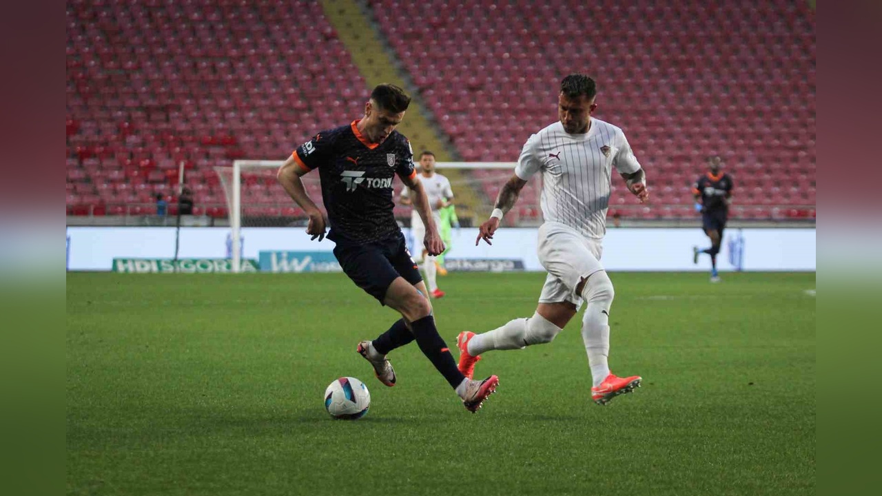 Başakşehir, Atakaş Hatayspor Karşısında İlk Yarıyı 2-1 Önde Tamamladı