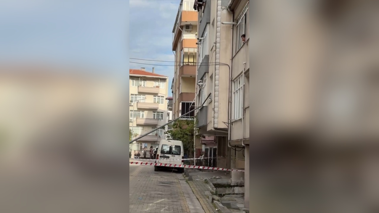 Küçükçekmece'de Aydınlatma Direği Devrildi, İşçi Yaralandı