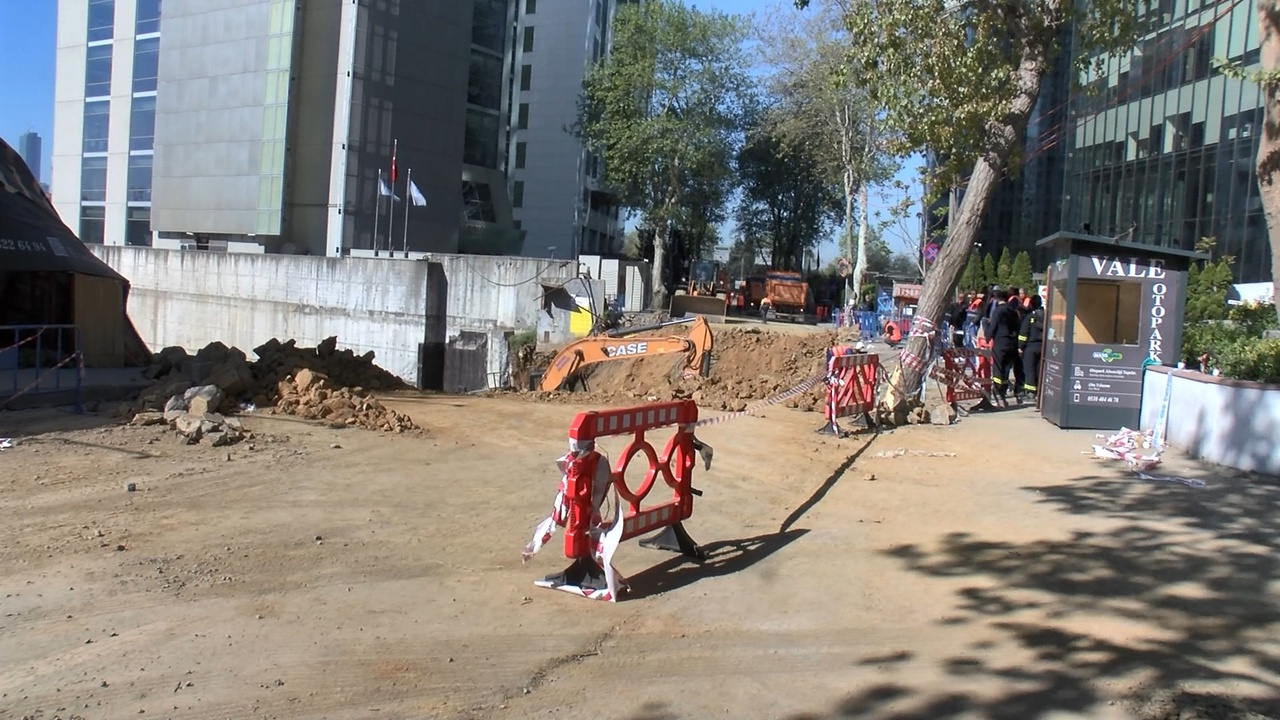 Sarıyer’de Çöken Yol İçin Dolgu ve Onarım Çalışmaları Sürüyor