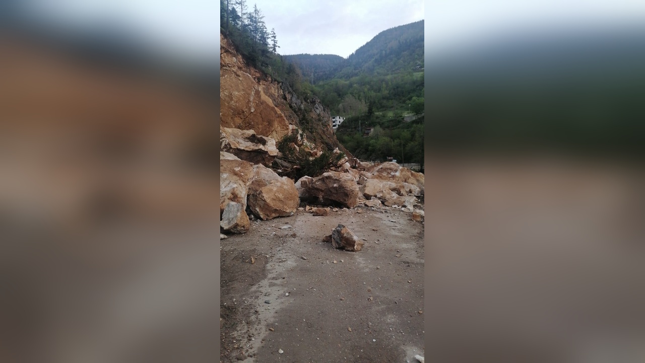 Giresun'da Meydana Gelen Heyelan Ulaşımı Engelledi