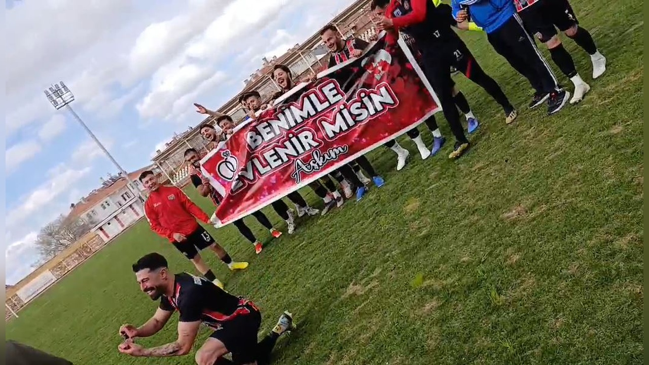 Nevşehir'de Amatör Futbolcudan Şampiyonluk Maçında Unutulmaz Evlilik Teklifi