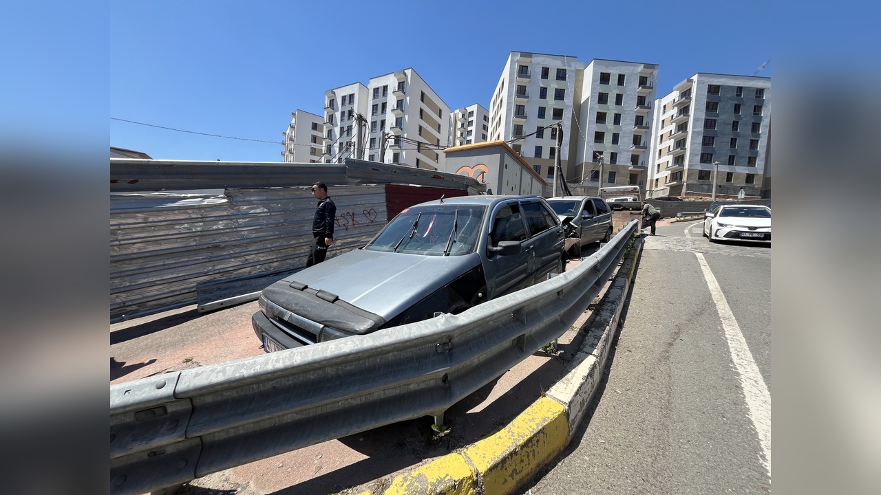 Kırmızı Işıkta Bekleyen Araca Çarpan Otomobilde 5 Kişi Yaralandı
