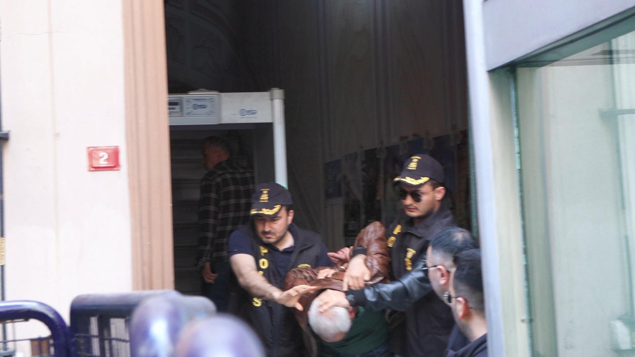 Özgür Özel'e Yönelik Yumruklu Saldırının Şüphelisi Gözaltına Alındı