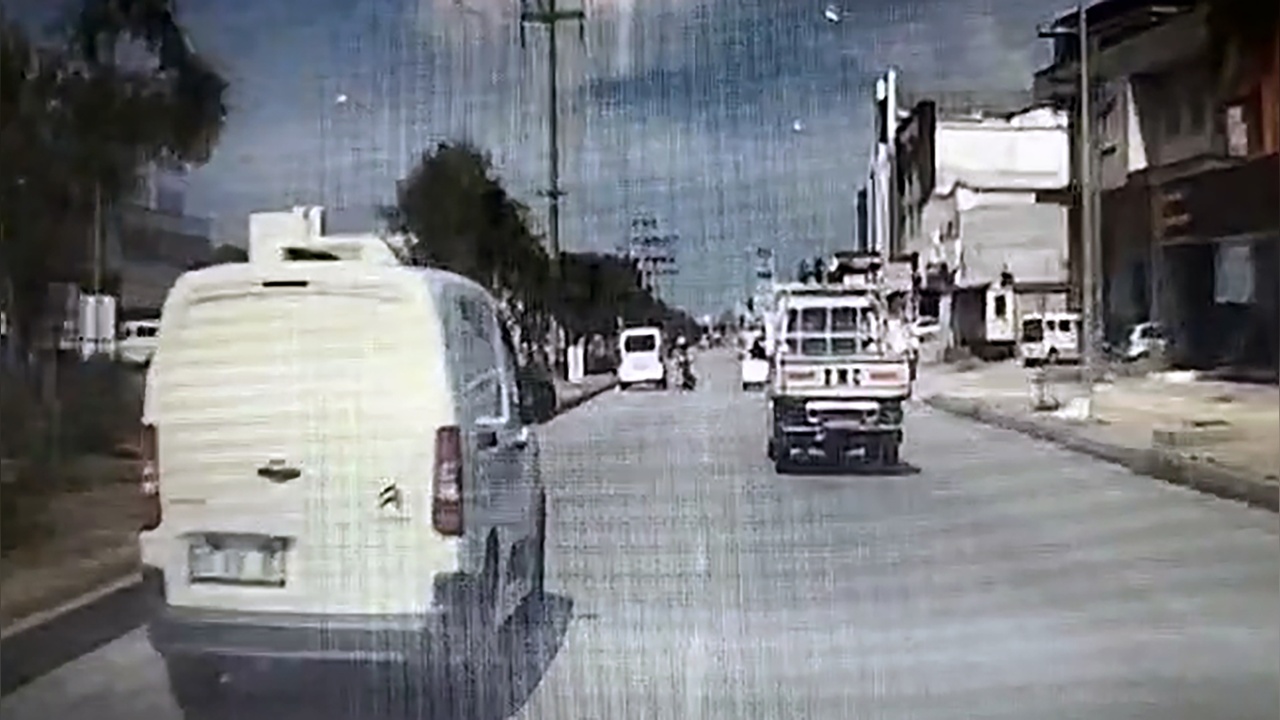 Hafif Ticari Araç Yayaya Çarptı, Kaza Anı Kameraya Yansıdı