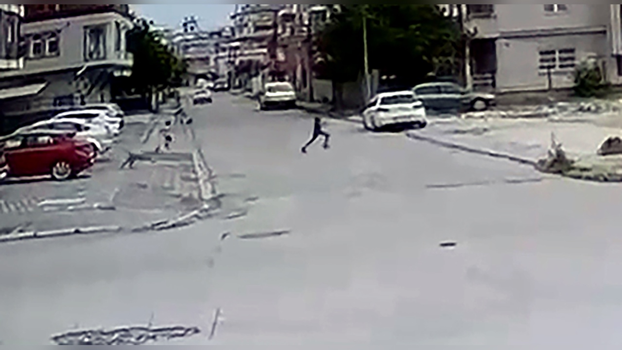 Sokak Köpeklerinin Saldırısına Uğrayan Çocuk Esnafın Müdahalesiyle Kurtarıldı