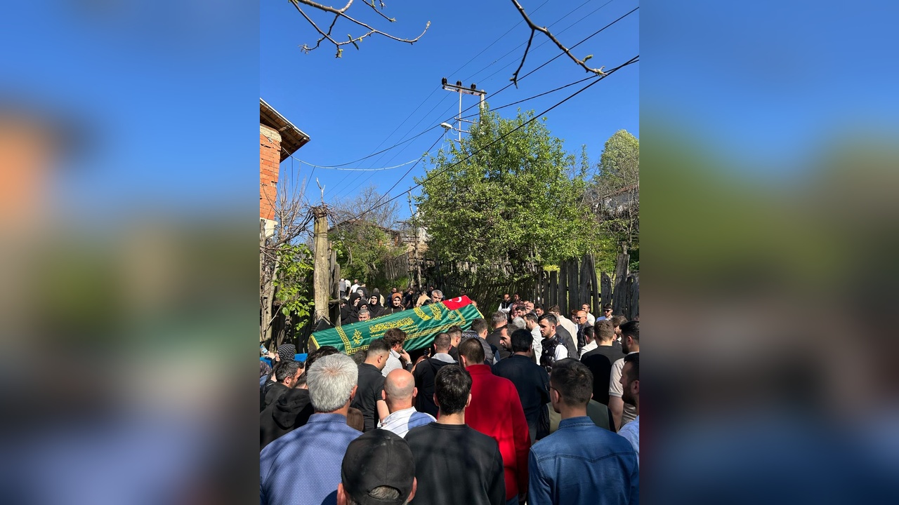 Kamyon Altına Giren Otomobilin Sürücüsü Hayatını Kaybetti