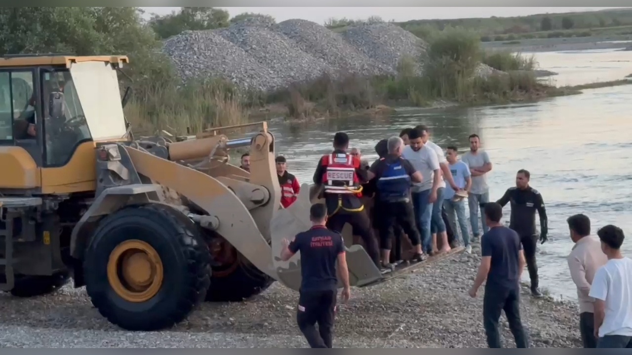 Batman Çayında Mahsur Kalan 25 Kişi Kepçe Operasyonuyla Kurtarıldı