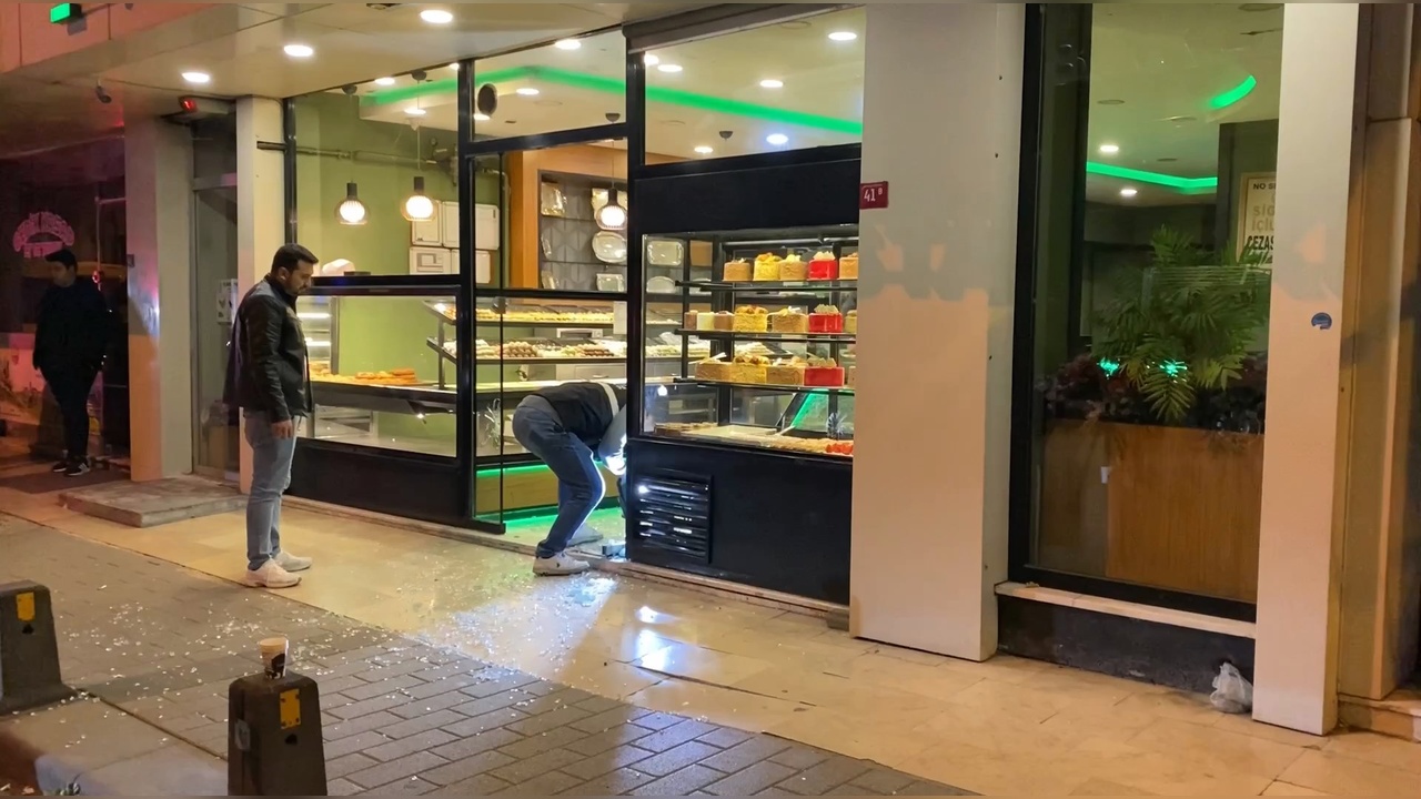 Gaziosmanpaşa'da Husumetlilerle Karşılaşan Kişi Kafede Silahlı Saldırıya Uğradı