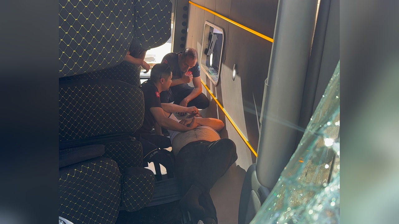 Yaralı Sürücüye Sağlık Görevlisi ve İtfaiye Erinden Destek