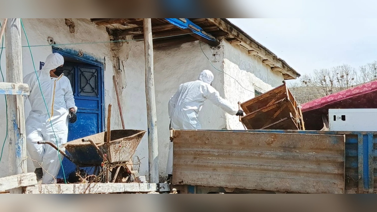 Evden Çıkan 1 Kamyon Çöp Kötü Kokunun Kaynağını Ortaya Çıkardı