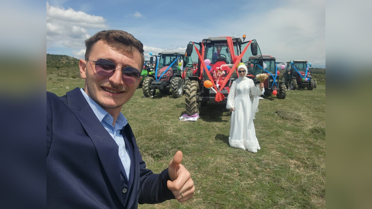 Traktör Konvoyuyla Renklenen Düğün Töreni