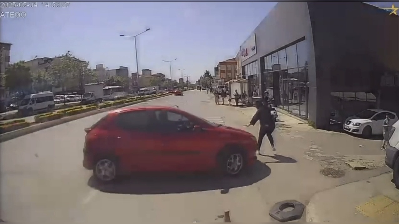 Ataşehir'de Yolda Yürüyen Kadına Çarpan Sürücünün Anbean Kameraya Yansıyan Anları