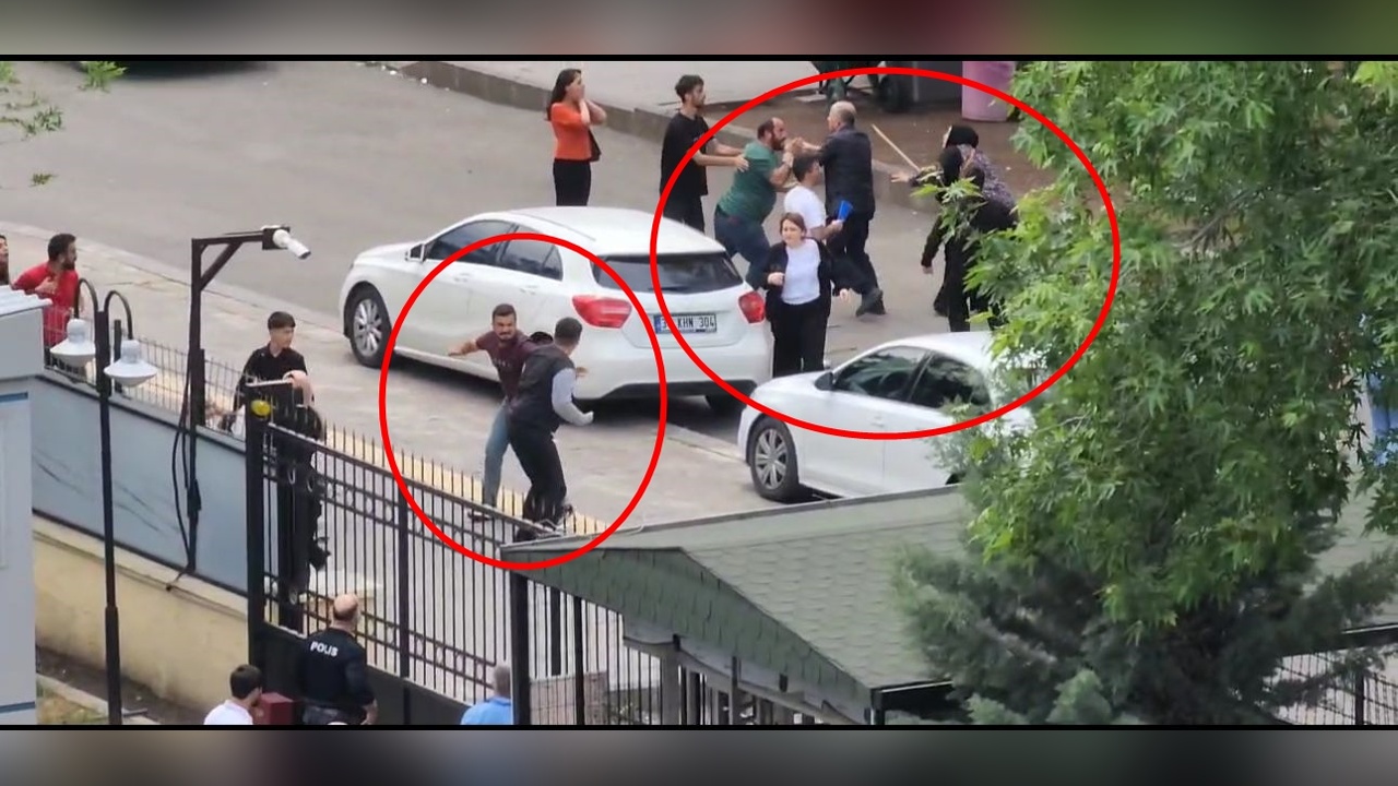 Adliye Önünde Çıkan Sopalı ve Yumruklu Kavga Kameralara Yansıdı