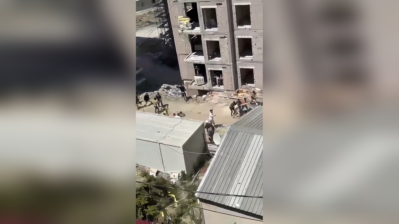 Gaziosmanpaşa'da İnşaat İşçileri Arasında Taşlı Sopalı Kavga Kamerada