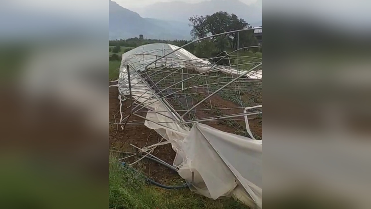 Hakkari'de Şiddetli Fırtına Çatılara ve Seralara Zarar Verdi