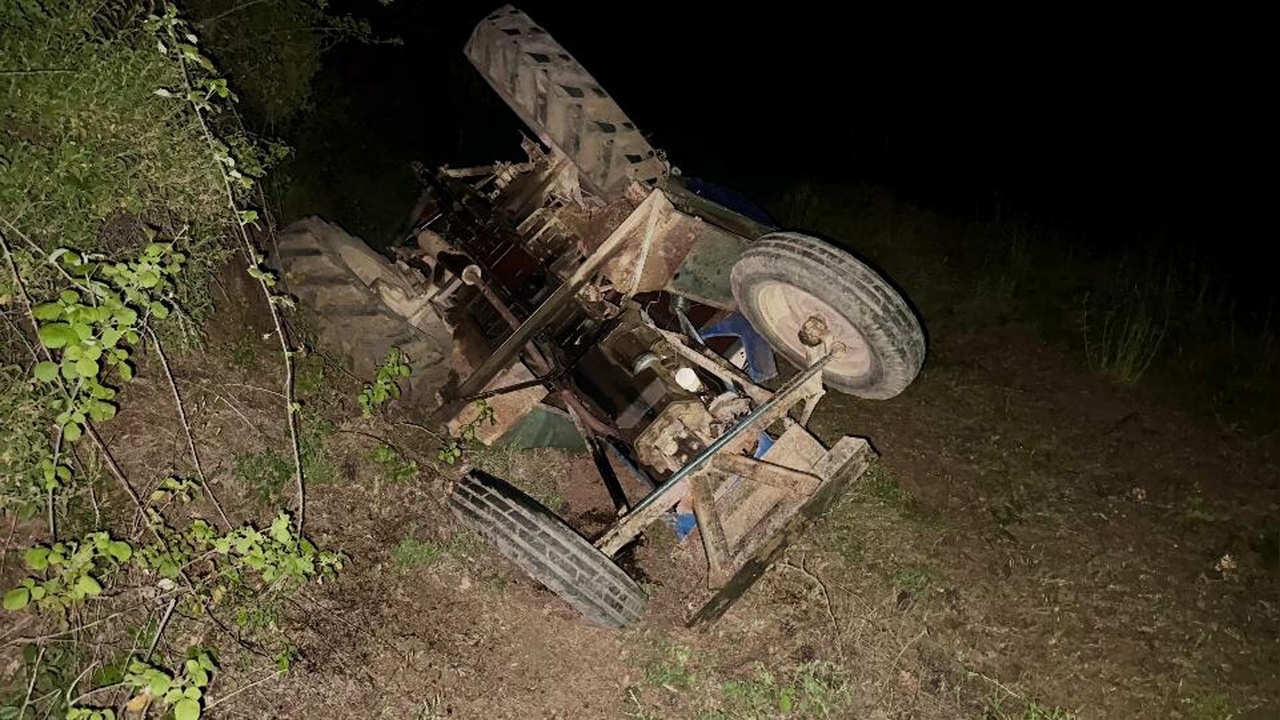 Devrilen traktörün altında kalan sürücü yaşamını yitirdi